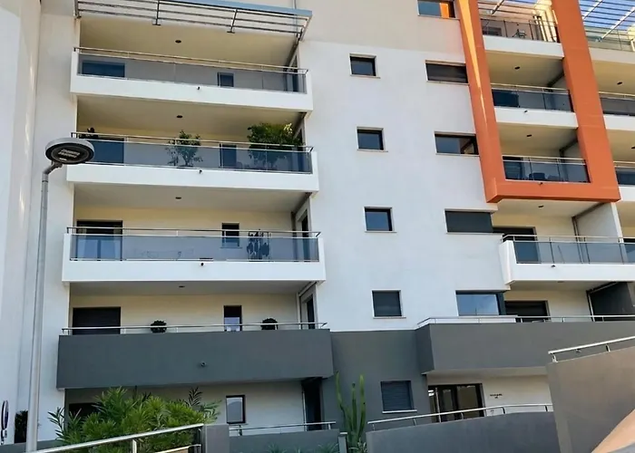 Suite de 2 chambres d'hôtes, proche port&aéroport, vue mer&montagne, climatisation, petit-déjeuner et parking inclus